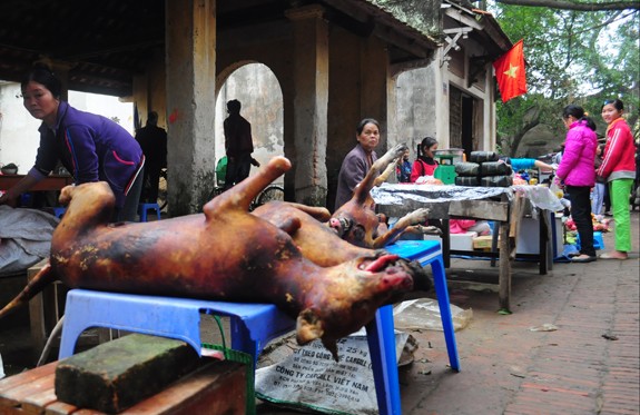 Vào ngày tết Nguyên tiêu không mâm cỗ nào ở Ước Lễ có thể thiếu món thịt chó. Ngay từ sáng sớm người dân làng đã đổ xô đi mua miếng thịt chó ngon nhất, tươi nhất để có được bát thịt chó nấu tươi ngon đúng vị”.